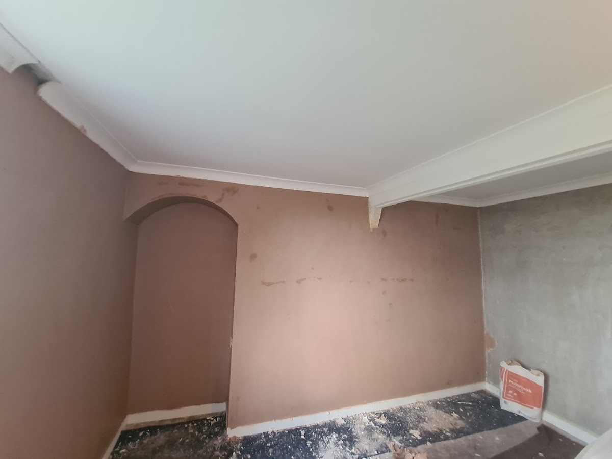 Freshly plastered wall with a cleanly run arched recess